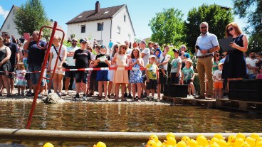 Uhingen - Verkauf Startnummern Entenrennen