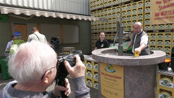 Gruibingen: Brunnenbier-Stehausschank am Muttertag