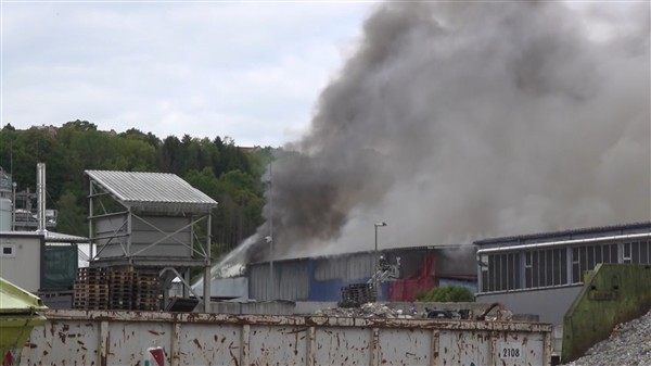 Ebersbach: Recyclingbetrieb in Flammen