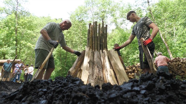 Baiereck: Köhlerprojekttage zeigen wie traditionell Holzkohle entsteht