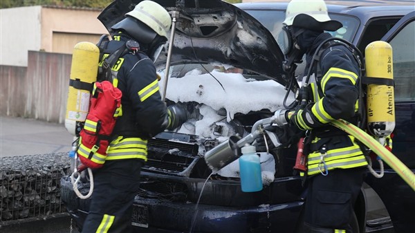 Gingen: Auto in Vollbrand 